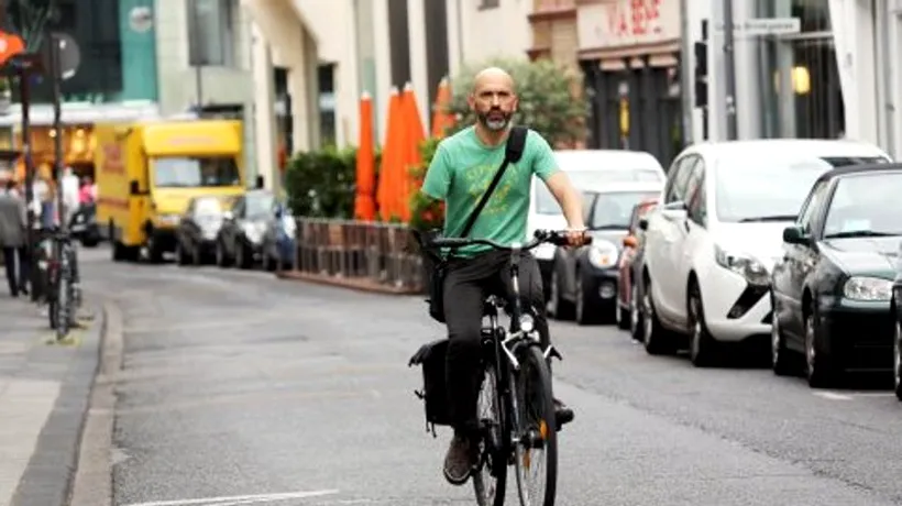 Un biciclist român fără un braț, amendat în Germania pentru că nu avea ambele mâini pe ghidon