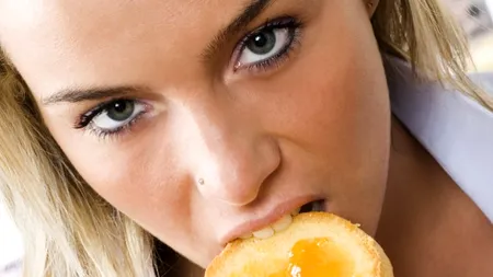 Dacă nu mai mâncăm după ora șase și dacă renunțăm la pâine slăbim? Opinia nutriționistului