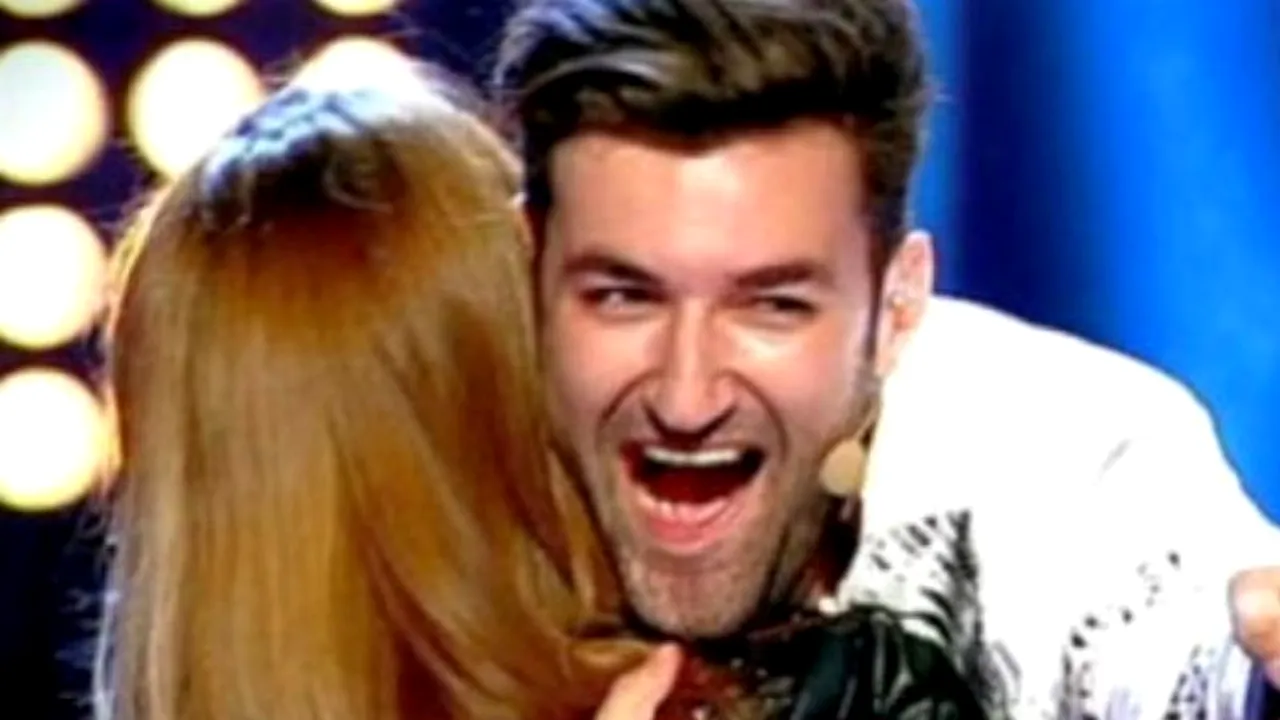 Smiley, surprins într-o ipostază intimă cu o tânără. FOTO