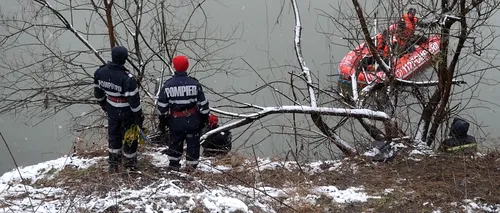 Polițiștii nu găsesc un BMW care ar fi căzut în râul Olt. Bolidul mergea cu viteză foarte mare și a dispărut subit după o curbă