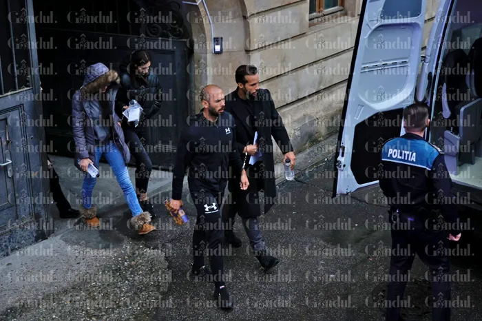 Procesul fraților Andrew și Tristan Tate s-a încheiat. Ei așteaptă în arest decizia magistraților în cazul cercetării lor în libertate /Sursa foto: GÂNDUL