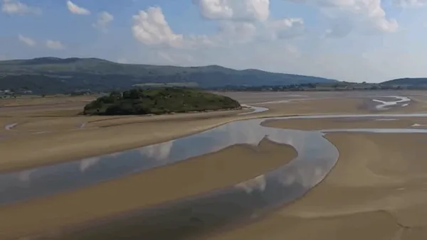 O insulă capricioasă accesibilă și cu mașina, scoasă la vânzare în Țara Galilor la preț de penthouse în București. Avantaje și dezavantaje