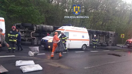 ACCIDENT teribil pe pe Valea Oltului. Un TIR s-a răsturnat, trei oameni au ajuns la spital