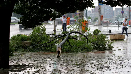 VIDEO | Cod roșu de furtună în București, Ilfov și Giurgiu. Inundații la metrou și în Gara de Nord, trenuri și linii STB blocate