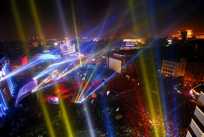 1 ianuarie 2007: Bucureștenii sărbătoresc nu doar „trecerea dintre ani”, ci și aderarea României la Uniunea Europeană. Sursa Foto: Profimedia