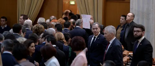 VIDEO. Un deputat USR a fost îmbrâncit și înjurat de parlamentarii PSD. Fiica lui Mircea Cosma, enervată că e filmată