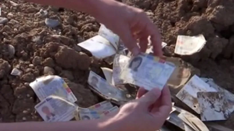 Zeci de cărți de identitate distruse au fost găsite pe un teren viran din București