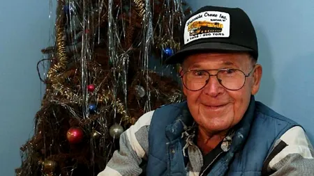 Povestea emoționantă a unui bătrân din SUA. Trăiește de 40 de ani lângă același brad de Crăciun 