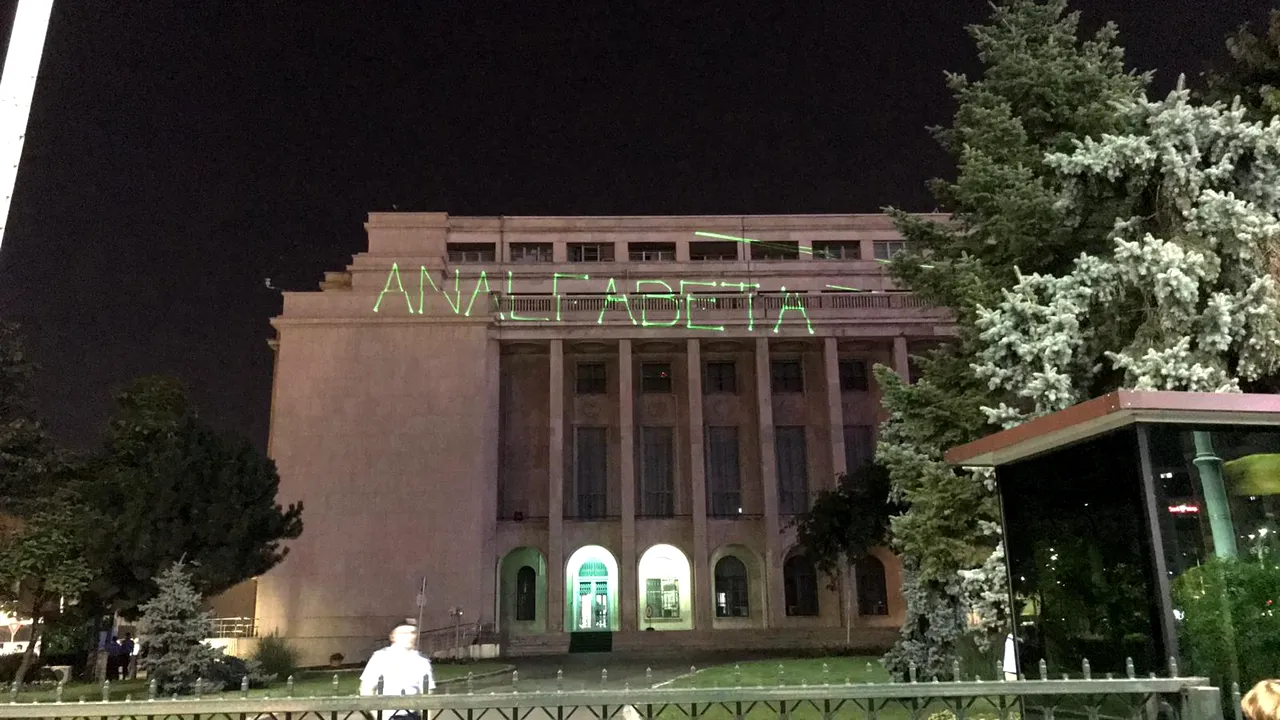 Protest 10 august | Protestatarul #Rezist Dide, mesaj cu laserul pe Guvern: Analfabeta