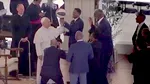 Moment viral la Vatican: Trucul din baschet „predat” de un jucătorul american al Harlem Globetrotters. Papa Leon a acceptat provocarea
