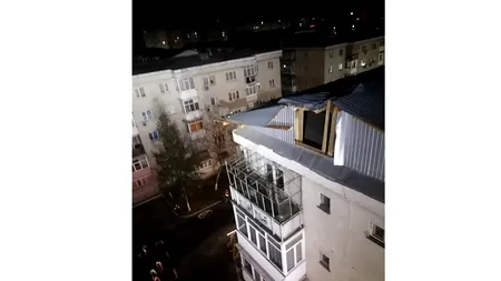 FOTO-VIDEO | Vânt puternic în România. Acoperișurile unor blocuri din Vâlcea și Hunedoara, smulse de rafale