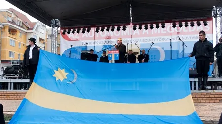 Drapel secuiesc de dimensiuni mari, arborat de PPMT în centrul municipiului Miercurea Ciuc