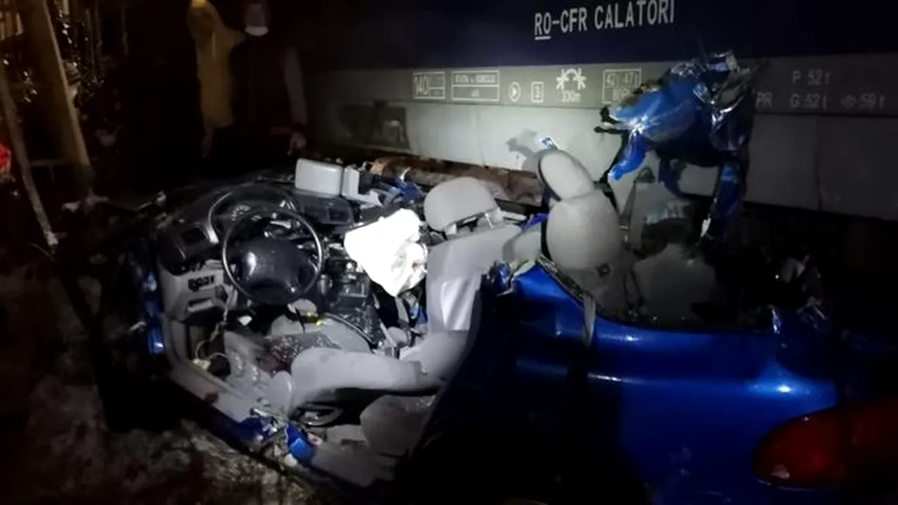 Mașină lovită de tren, în județul Suceava. O persoană a murit, iar alte trei au fost rănite. FOTO