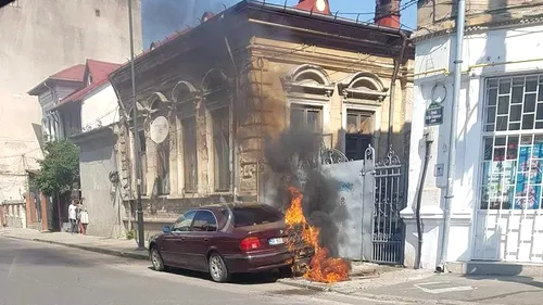 O mașină a fost cuprinsă de flăcări, duminică, în București, din cauza unui contor de gaze