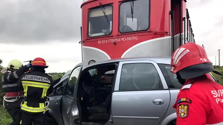 ACCIDENT FEROVIAR. Mașină spulberată de o locomotivă. A fost alertat elicopterul SMURD