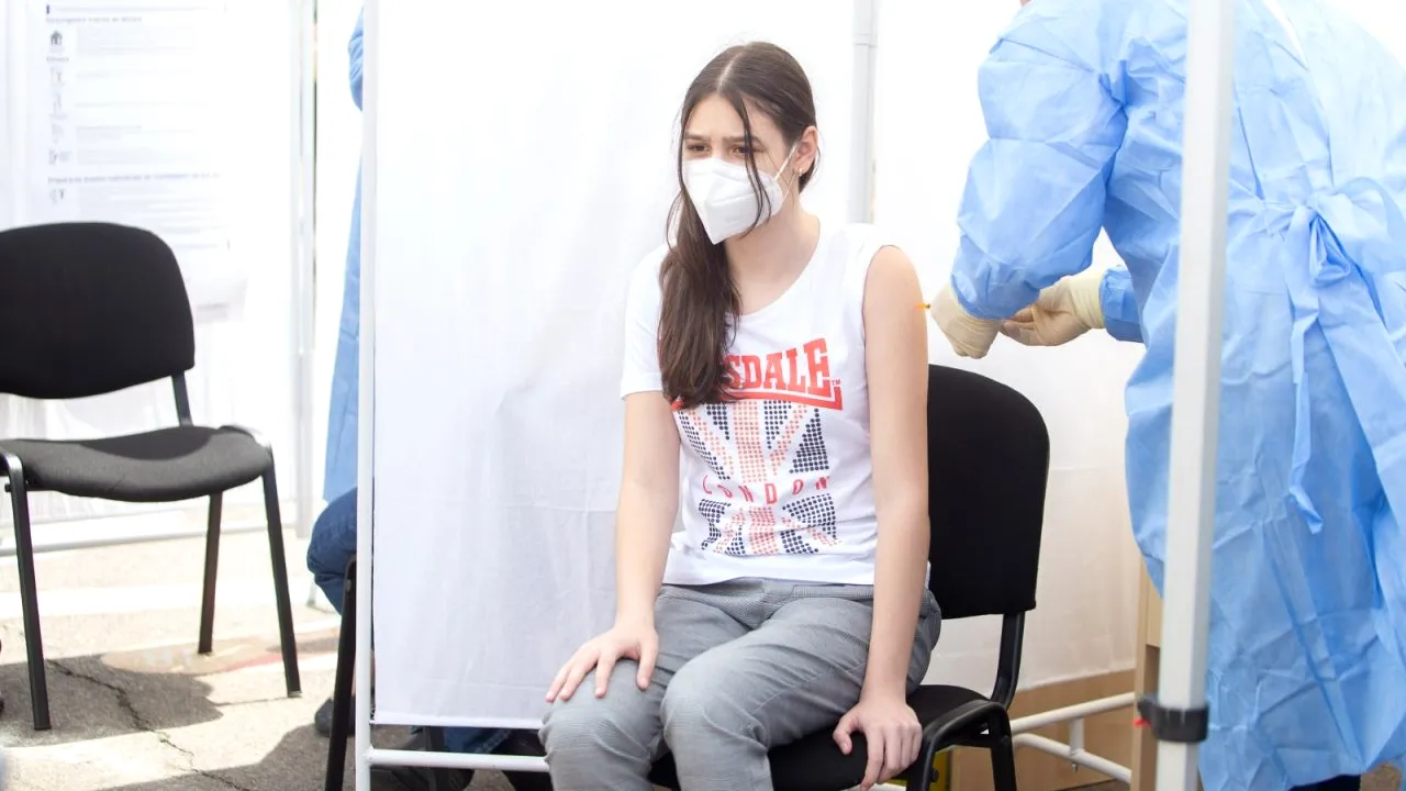 România, prima țară din UE care vaccinează anti-Covid copiii între 12 și 15 ani. În sectorul 4 a fost inaugurat un centru de imunizare (FOTO-VIDEO)