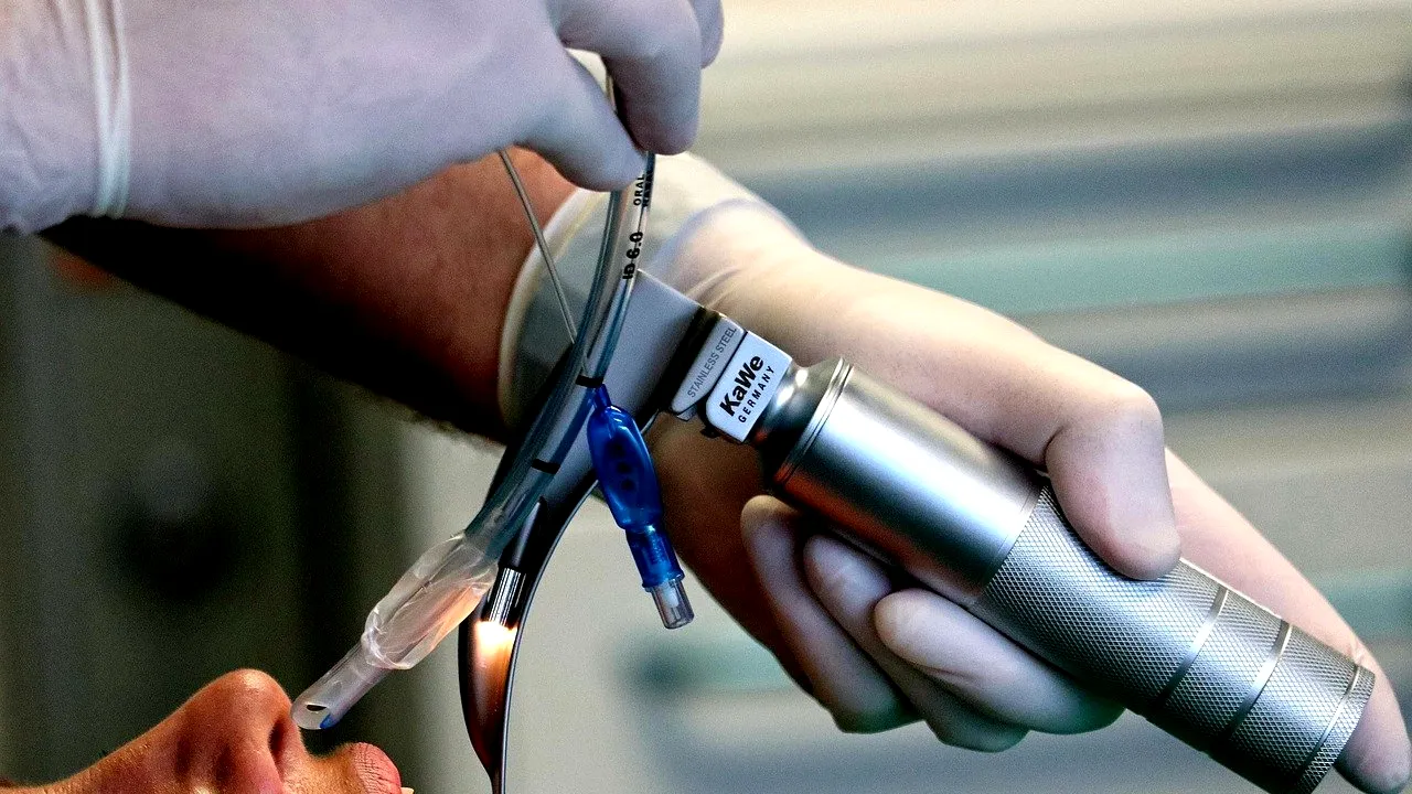 Pe culmile disperării la ATI. O pacientă în stare critică a implorat medicul: „Vaccinați-mă acum!”