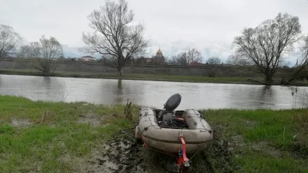 Zece persoane, între care un copil de 5 ani, în pericol după ce barca în care se aflau s-a dezumflat pe un lac de acumulare (VIDEO)