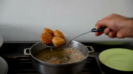 MOTIVUL pentru care doi bucătari puneau medicamente antidiareice în mâncare. Amândoi au fost condamnați la închisoare