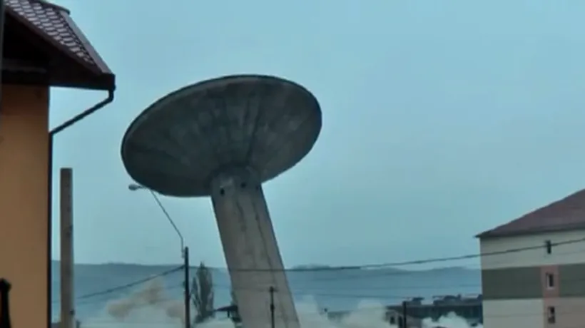 VIDEO. La un pas de o tragedie. Un turn de apă detonat greșit a căzut peste un atelier