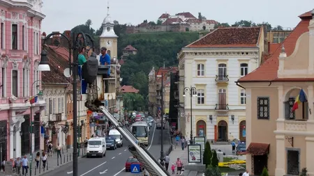 Ce face un brașovean care vede că pe strada lui s-a ars un bec 