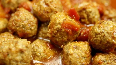 REȚETĂ de chifteluțe marinate. Cum se face sosul pe care copiii îl adoră