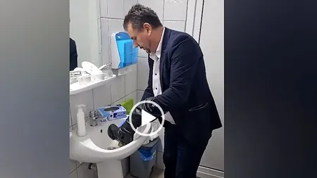 MOTIVUL pentru care primarul unei comune arădene spală cizmele sătenilor. O femeie și-a lăsat încălțările pline de noroi pe pervazul casei edilului