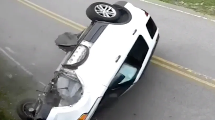 A fost la un pas de moarte: Un șofer s-a răsturnat cu mașina din cauza unui banal strănut - VIDEO