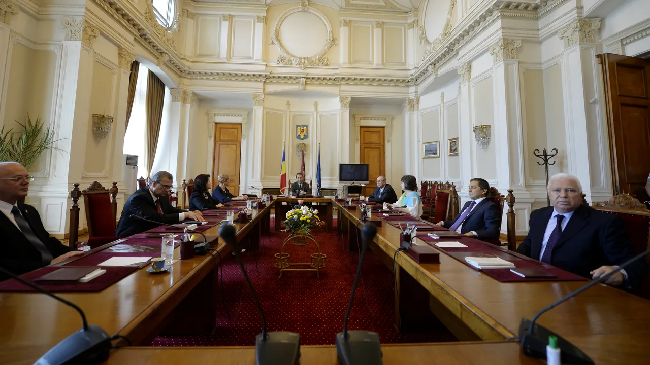 Majorările din Sănătate și Educație, tranșate după alegeri. CCR amână din nou luarea unei decizii 