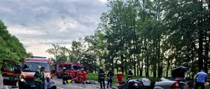 FOTO-VIDEO. Accident extrem de grav în Suceava: Doi tineri au murit pe loc după ce au intrat frontal într-un TIR / Mașina s-a făcut zob