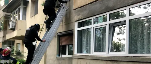 Soția și soacra unui bărbat din Craiova, sechestrate într-un apartament. Poliţiştii au pătruns pe fereastră pentru le elibera (FOTO&VIDEO)