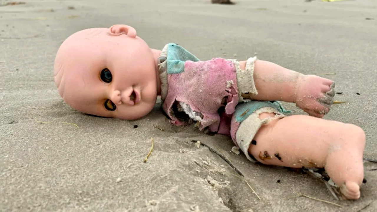 FOTO | Păpuși sinistre și dezmembrate, aduse de valuri pe o plajă din Texas. Fenomenul BIZAR care a îngrozit oamenii