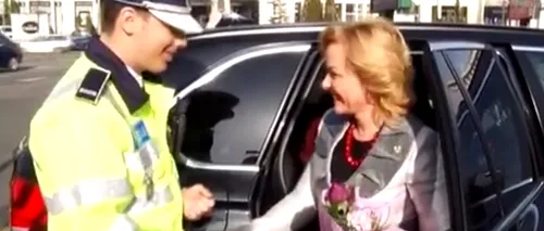 VIDEO. Regie de propagandă cu ministrul Carmen Dan. Polițiștii „au surprins-o cu flori în trafic