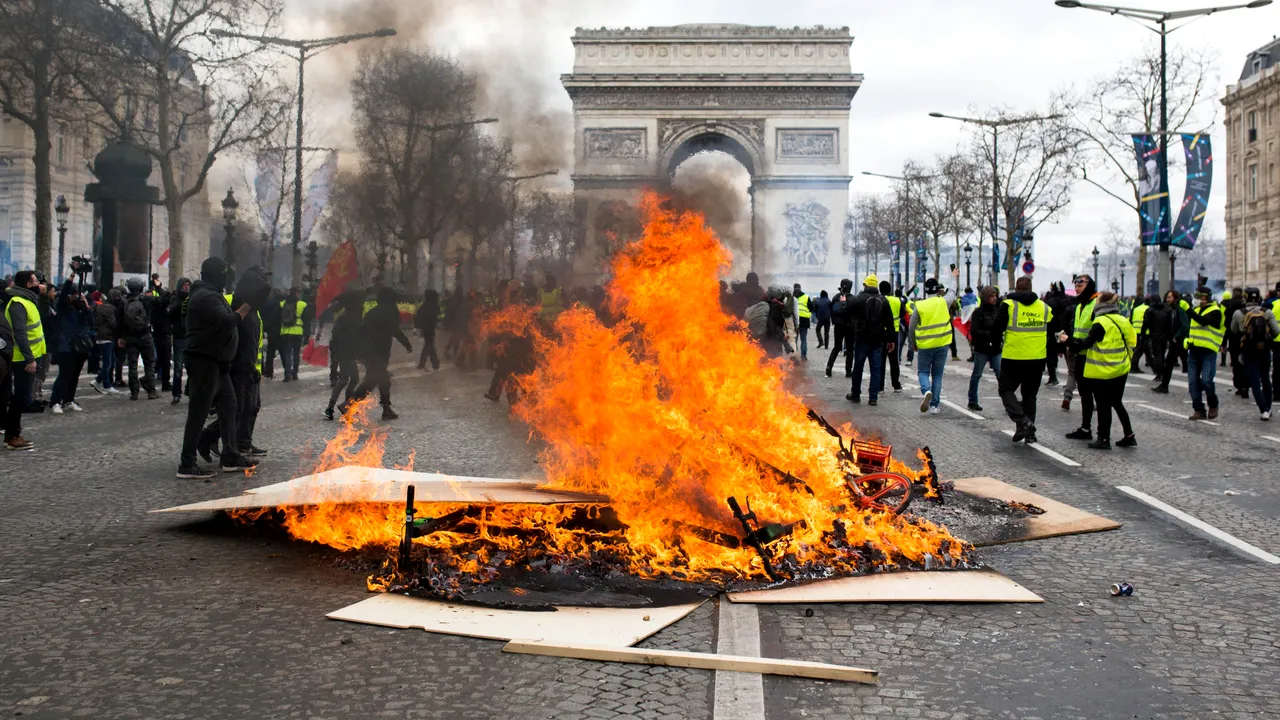 Vestele galbene au provocat incendii la Paris. Polițiștii au intervenit cu gaze lacrimogene - VIDEO