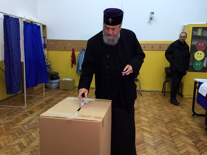 IPS Laurențiu, mitropolitul Ardealului, votează la referendum