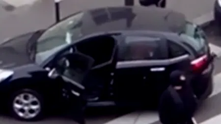 NOI IMAGINI după atacul de la Charlie Hebdo. Reacția echipajului de poliție în care atacatorii au tras mai multe focuri de armă 