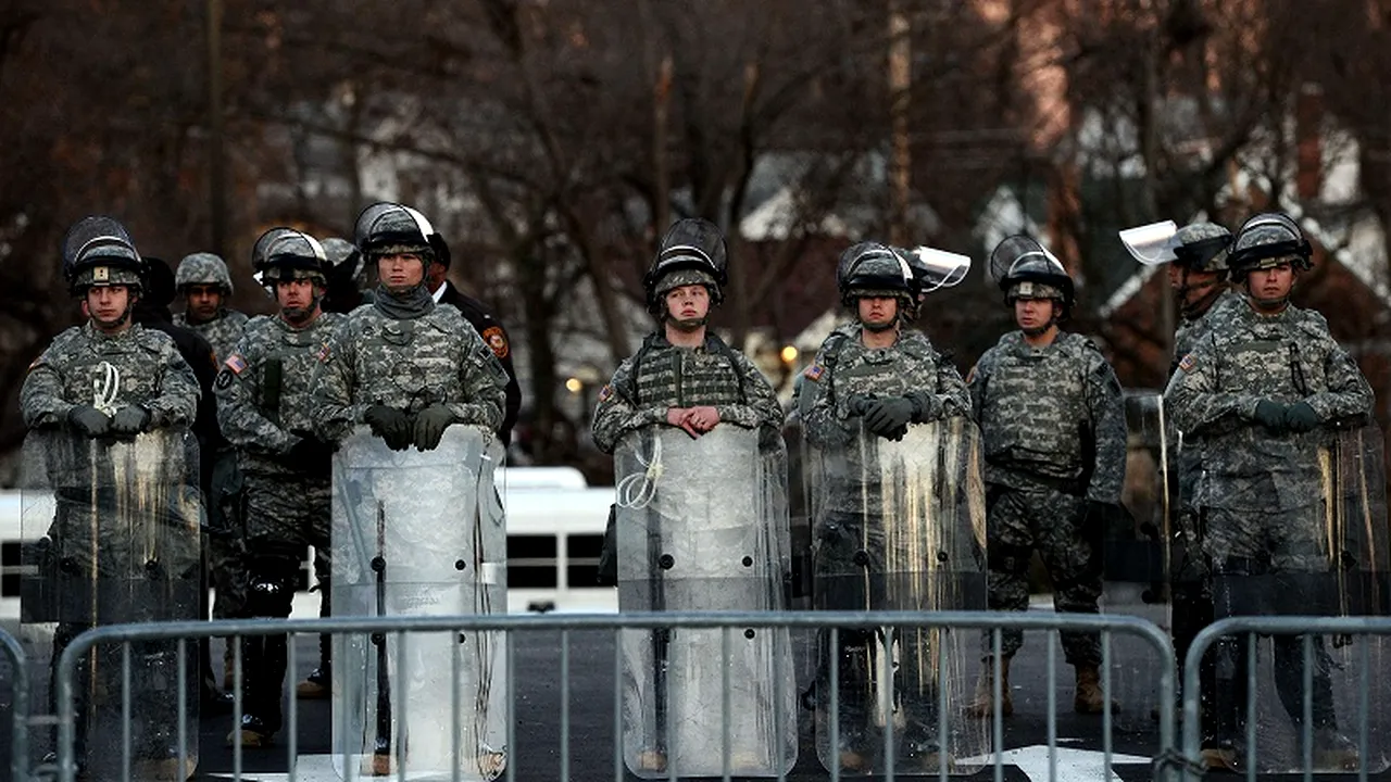 Doi membri ai Gărzii Naționale din SUA, arestați după ce au vândut arme cartelurilor mexicane chiar din depozitul pe care îl păzeau