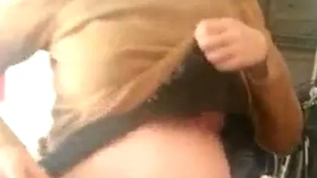 Imagini șocante: o femeie însărcinată în 8 luni se lovește cu un ciocan în burtă