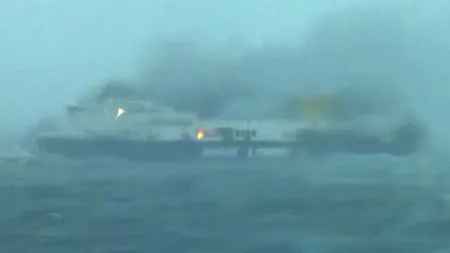 Feribot în flăcări, naufragiat în largul Greciei. Românca aflată la bord a fost salvată. UPDATE