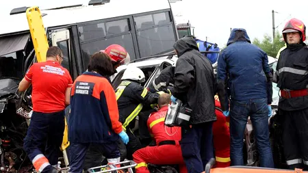 Un microbuz cu 20 de pasageri s-a ciocnit cu un autoturism pe DN 12 în Sâncrăieni, Harghita: 2 morți și 13 răniți. galerie foto