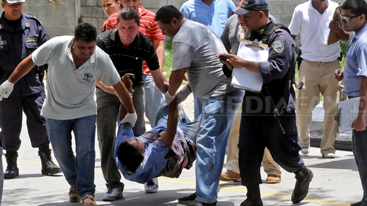 O femeie a fost împușcată mortal în timp ce aștepta să voteze