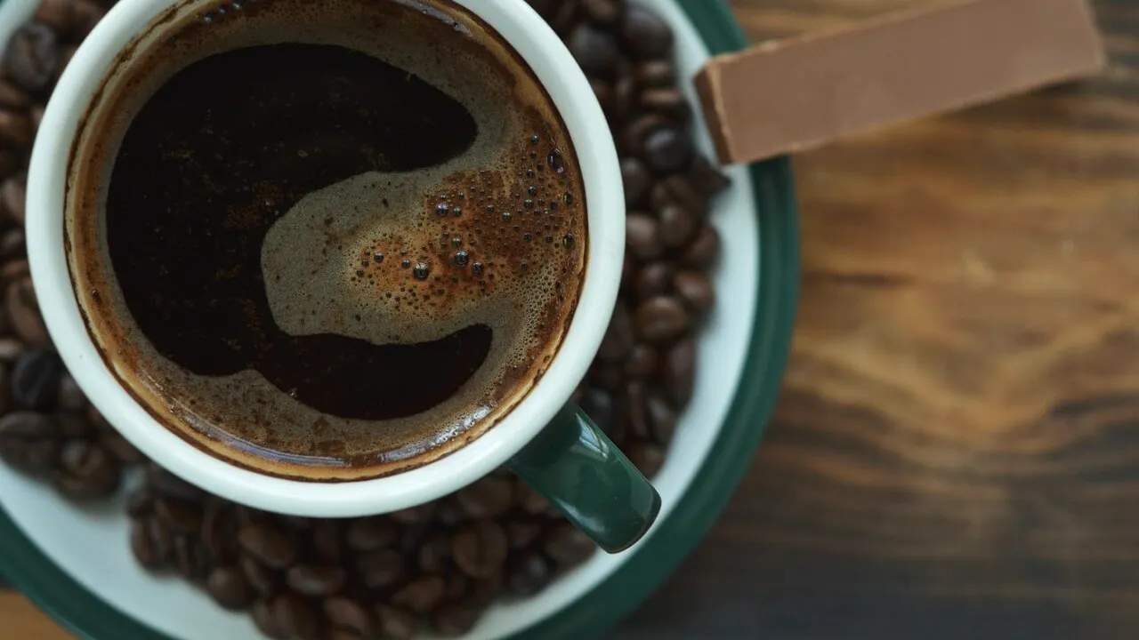 Trei ingrediente esențiale pentru o CAFEA delicioasă. Laptele și zahărul, înlocuite de alternative mai sănătoase