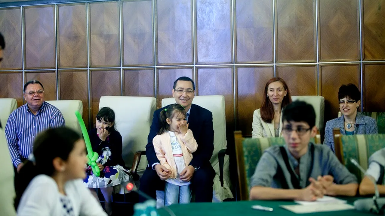 Ponta: „Nu mai există niciun elev care să nu știe să folosească o tabletă, un computer