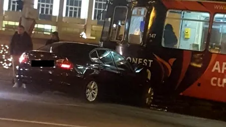 Noi probleme în trafic. Un BMW a intrat într-un tramvai în Iași