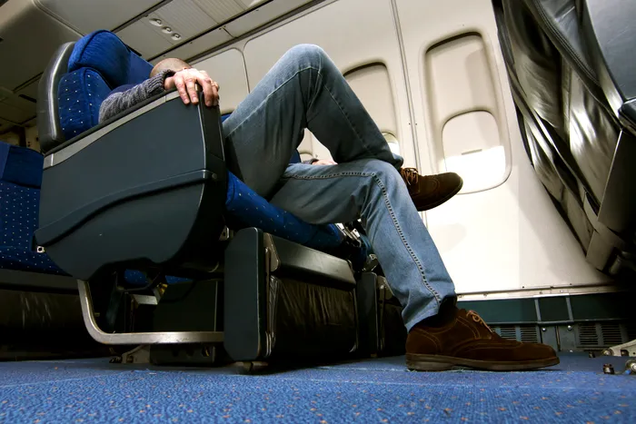 Motivul pentru care scaunele sunt albastre în majoritatea avioanelor. Pe ce loc să stai ca să te ferești de boli