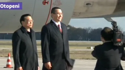 Prim-ministrul chinez a ajuns la București, Ponta l-a așteptat la aeroport
