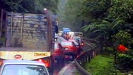 Trafic îngreunat pe Valea Prahovei. Motociclist grav rănit, după ce a intrat într-un TIR