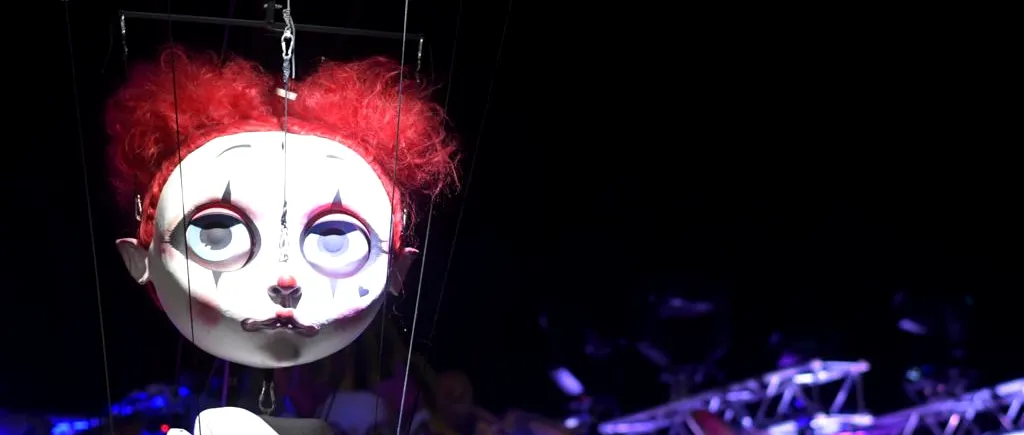 Imagini spectaculoase la Craiova, unde păpușile au ocupat strada. Zeci de marionete gigant au defilat în cadrul Festivalului „Puppets Occupy Street” | FOTO&VIDEO