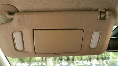 Multe autoturisme au funcții SECRETE, pe care puțini șoferi le descoperă. De exemplu, ce rol are viziera mașinii (VIDEO)