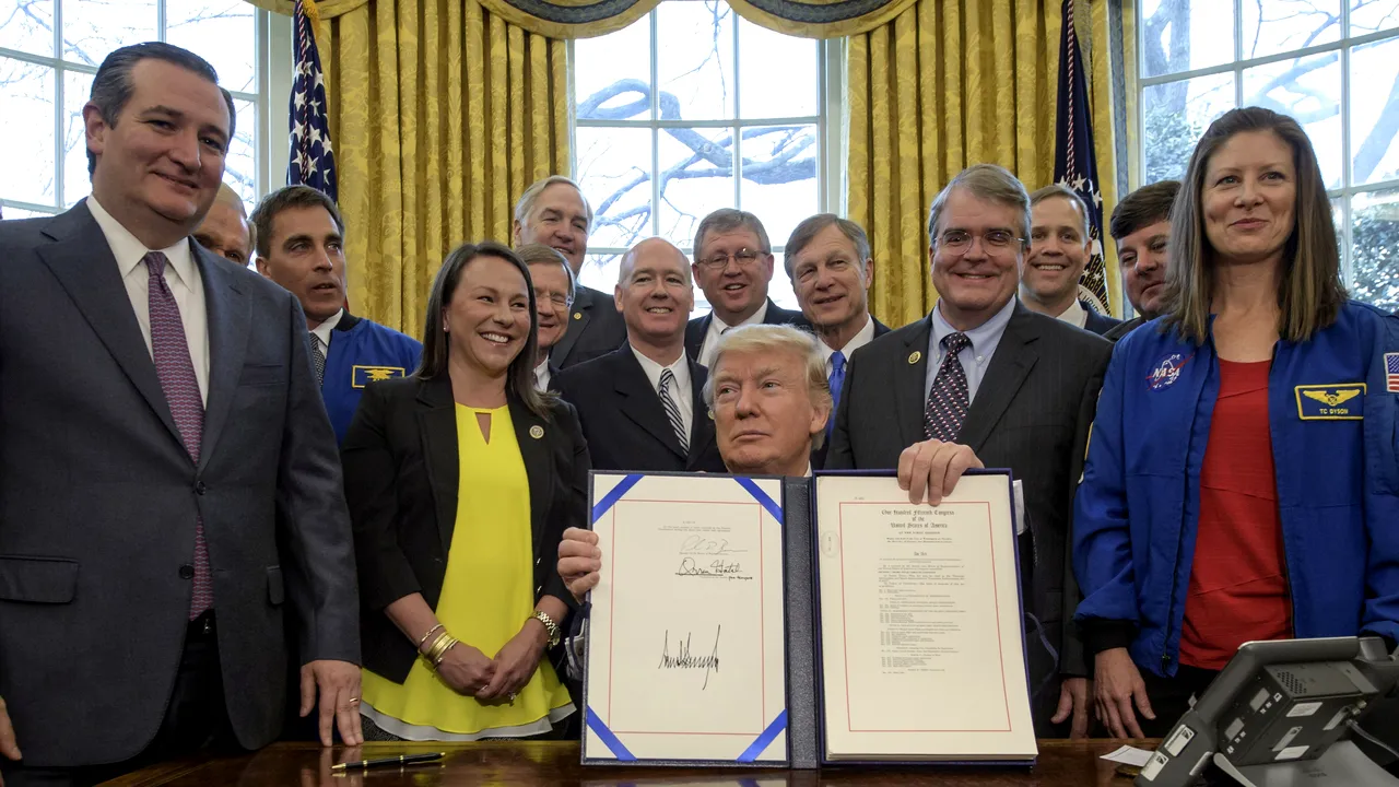NASA reîncepe zborurile către Lună, după 45 de ani. Ce prevede noua directivă semnată de Donald Trump în acest sens 